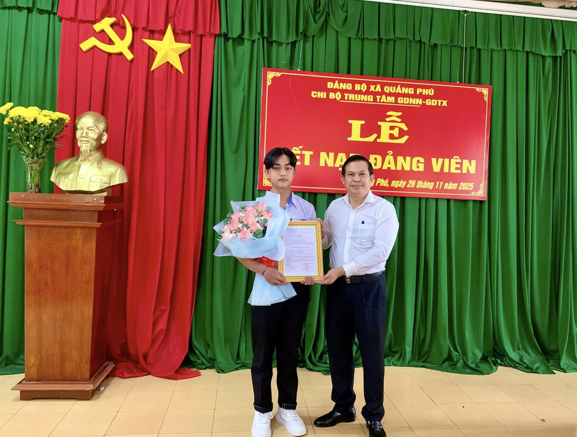 Bí thư Chi bộ, Giám đốc Trung tâm GDNN-GDTX huyện CưM’gar trao quyết định kết nạp Đảng cho quần chúng ưu tú.